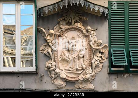 Santuario votivo di Santa Caterina e Sant'Antonio (XVIII sec.) in Piazza Pollaiuoli con il Palazzo Ducale riflesso in una finestra, Genova, Liguria, Italia Foto Stock