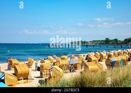 Schleswig-Holstein, Baia di Lübeck, Niendorf, vita da spiaggia. Vista del molo e del Brodtener Ufer Foto Stock