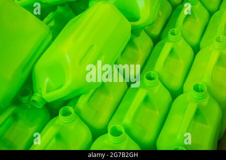 Molti jerrycans di plastica verdi vuoti di fondo Foto Stock