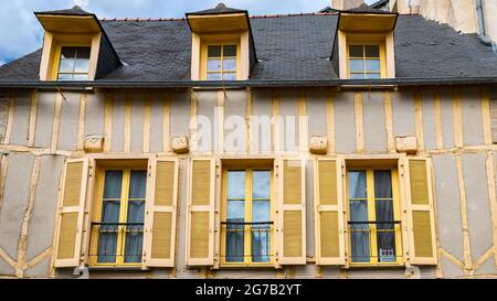 Vannes, bella città in Bretagna, vecchie case a graticcio Foto Stock