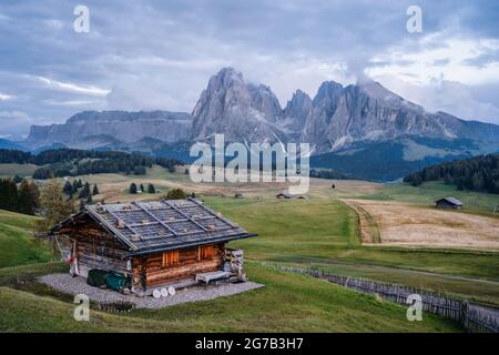 Capanna di legno in Alpe di Siusi, Dolomiti, Alpi Italiane. Europa Foto Stock