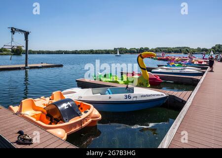 Germania, Duesseldorf, Reno, basso Reno, Bergisches Land, Renania settentrionale-Vestfalia, Duesseldorf-Unterbach, Unterbacher See, laghetto di cava, noleggio barche, pedalò, tempo libero, piacere Foto Stock