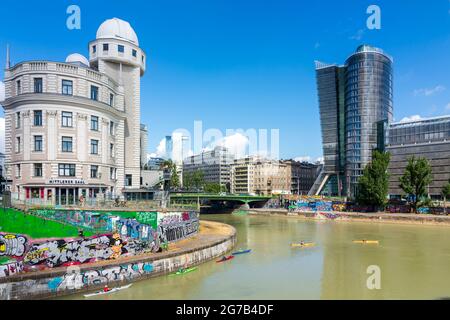 Vienna, fiume Donaukanal, barche a remi, pagaie, edificio Urania (a sinistra), Uniqa Tower nel 03. Landstraße, Vienna, Austria Foto Stock