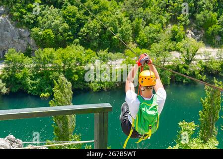 zip line, gli uomini hanno attività avventura all'aperto zipline avventura in montagna Foto Stock