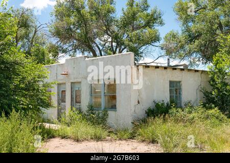 Negozi e garage in delitto lungo la Route 66 a moriarty, New Mexico. Foto Stock