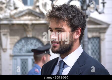 Roma, Italia. 12 luglio 2021. Il tennista italiano e finalista di Wimbledon nel 2021, Matteo Berrettini arriva a partecipare a una cerimonia insieme ai giocatori della nazionale calcistica italiana, presso il palazzo presidenziale del Quirinale a Roma il 12 luglio 2021 Credit: dpa/Alamy Live News Foto Stock