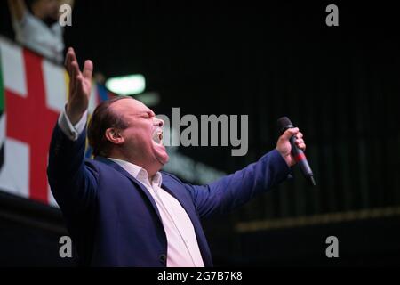 Shaun Williamson meglio conosciuto come Barry di Eastenders, canta Sweet Caroline, Mustang Sally e qualcosa dentro così forte Foto Stock