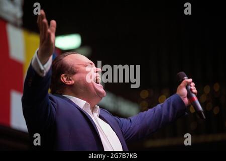 Shaun Williamson meglio conosciuto come Barry di Eastenders, canta Sweet Caroline, Mustang Sally e qualcosa dentro così forte Foto Stock