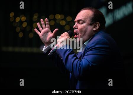 Shaun Williamson meglio conosciuto come Barry di Eastenders, canta Sweet Caroline, Mustang Sally e qualcosa dentro così forte Foto Stock