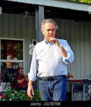 L'ex governatore del Kansas, il Dr. Jeff Colyer, si rivolge al Lyon County Republican Party picnic annuale. Colyer è un candidato alle prossime elezioni primarie per il Governatore. 11 luglio 2021 in Kansas. Credito: Mark Reinstein/MediaPunch Foto Stock