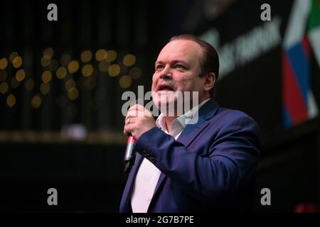 Shaun Williamson meglio conosciuto come Barry di Eastenders, canta Sweet Caroline, Mustang Sally e qualcosa dentro così forte Foto Stock