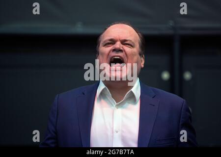 Shaun Williamson meglio conosciuto come Barry di Eastenders, canta Sweet Caroline, Mustang Sally e qualcosa dentro così forte Foto Stock