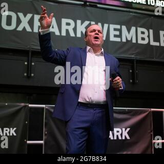 Shaun Williamson meglio conosciuto come Barry di Eastenders, canta Sweet Caroline, Mustang Sally e qualcosa dentro così forte Foto Stock