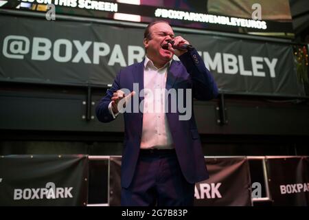 Shaun Williamson meglio conosciuto come Barry di Eastenders, canta Sweet Caroline, Mustang Sally e qualcosa dentro così forte Foto Stock