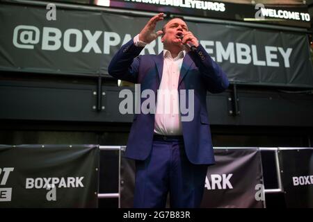 Shaun Williamson meglio conosciuto come Barry di Eastenders, canta Sweet Caroline, Mustang Sally e qualcosa dentro così forte Foto Stock