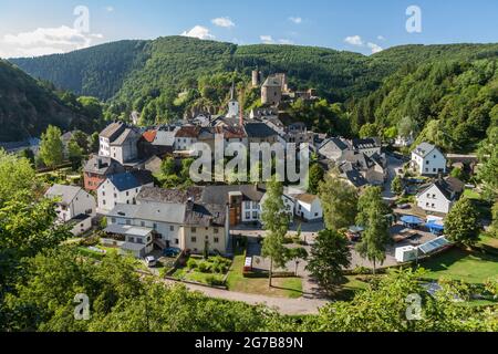 Vista panoramica di una pittoresca e bella cittadina sulle montagne del Lussemburgo. La città è dominata dalle rovine di un forte, ha ripide scogliere e io Foto Stock