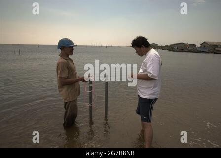 Ancol Est, Giacarta, Indonesia. 2 Giugno 2009. Gli scienziati dell'Istituto indonesiano di scienze (LIPI) stanno lavorando con strumenti di ricerca sulla spiaggia, che fanno parte di una serie di attività di ricerca per scoprire, tra gli altri, fino a che punto l'infiltrazione delle acque marine ha influenzato la qualità delle fonti di acque sotterranee nella città di Giacarta, Indonesia. Giacarta ha subito cedimenti fondiari, infiltrazioni di acqua di mare e inondazioni. Foto Stock