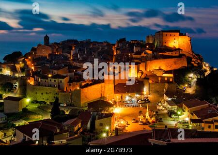 Tramonto sul borgo medievale Giglio Castello, Isola del Giglio, Toscana, Italia Foto Stock