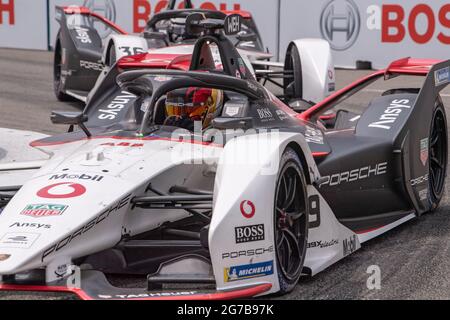 New York, Stati Uniti. 11 Luglio 2021. Pascal Wehrlein (auto n. 99) DEL TAG Heuer Porsche Formula e Team guida durante il campionato ABB FIA Formula e, round 11 e-Prix a New York. Credit: SOPA Images Limited/Alamy Live News Foto Stock