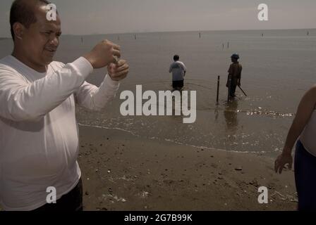 Ancol Est, Giacarta, Indonesia. 2 Giugno 2009. Gli scienziati dell'Istituto indonesiano di scienze (LIPI) stanno lavorando con strumenti di ricerca sulla spiaggia, che fanno parte di una serie di attività di ricerca per scoprire, tra gli altri, fino a che punto l'infiltrazione delle acque marine ha influenzato la qualità delle fonti di acque sotterranee nella città di Giacarta, Indonesia. Giacarta ha subito cedimenti fondiari, infiltrazioni di acqua di mare e inondazioni. Foto Stock