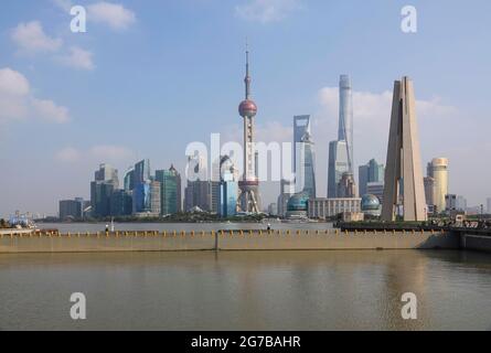 Skyline della speciale zona economica di Pudong con Oriental Pearl Tower, Shanghai World Financial Center e la Shanghai Tower alta 632 metri, a destra Foto Stock