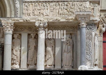 Colonne e statue di santi tra il portale nord e il portale principale, facciata principale romanica chiesa abbaziale Eglise abbatiale Saint-Gilles Foto Stock