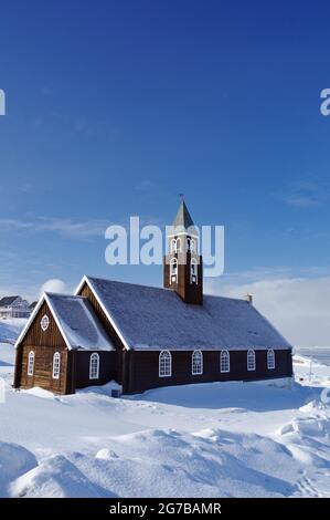 Chiesa di legno nel paesaggio invernale, Chiesa di Sion, Ilulissat, Groenlandia, Danimarca Foto Stock