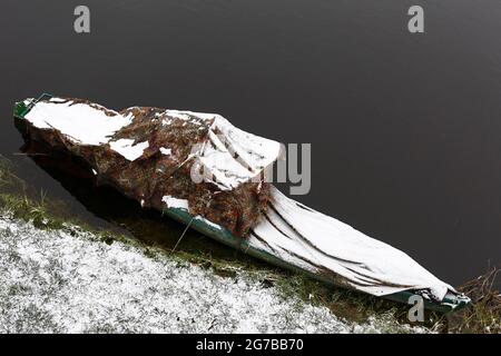 Kayak innevato, barca per fotografi naturalistici, Peene Valley River Landscape parco naturale, Meclemburgo-Pomerania occidentale, Germania Foto Stock