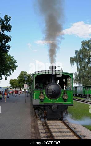 Chiemseebahn a Prien, collegamento dal 1887 tra la stazione Prien e il pontile di atterraggio al Chiemsee, ferrovia a scartamento ridotto, agosto, Chiemgau Foto Stock