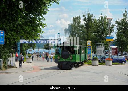 Chiemseebahn a Prien, collegamento dal 1887 tra la stazione Prien e il pontile di atterraggio al Chiemsee, ferrovia a scartamento ridotto, agosto, Chiemgau Foto Stock