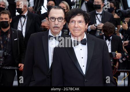 Russell e Ron Mael partecipano alla prima di "The Fench Dispatch" durante il 74a edizione del Festival del Cinema di Cannes, in Francia, il 12 luglio 2021. Foto Stock