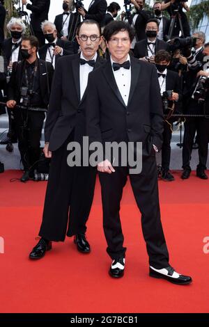 Russell e Ron Mael partecipano alla prima di "The Fench Dispatch" durante il 74a edizione del Festival del Cinema di Cannes, in Francia, il 12 luglio 2021. Foto Stock