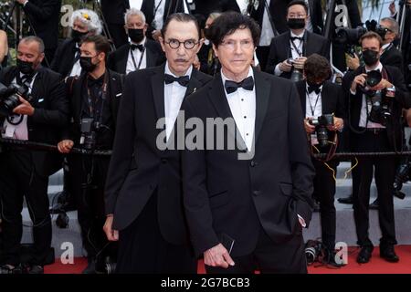 Russell e Ron Mael partecipano alla prima di "The Fench Dispatch" durante il 74a edizione del Festival del Cinema di Cannes, in Francia, il 12 luglio 2021. Foto Stock