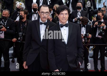 Russell e Ron Mael partecipano alla prima di "The Fench Dispatch" durante il 74a edizione del Festival del Cinema di Cannes, in Francia, il 12 luglio 2021. Foto Stock