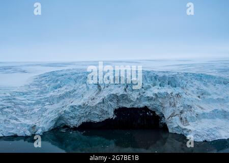 Aereo del massiccio ghiacciaio della terra di Alexandra, Franz Josef Land arcipelago, Russia Foto Stock