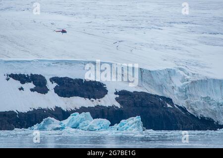 Elicottero che sorvola il gigante icefield di Alexandra Land, l'arcipelago Franz Josef Land, Russia Foto Stock