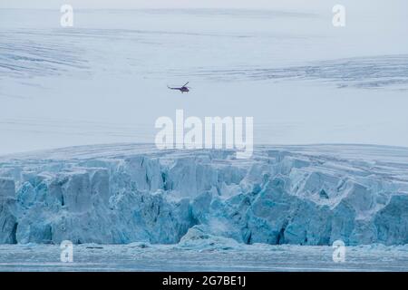 Elicottero che sorvola il gigante icefield di Alexandra Land, l'arcipelago Franz Josef Land, Russia Foto Stock