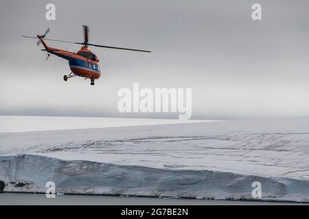 Elicottero che sorvola il gigante icefield di Alexandra Land, l'arcipelago Franz Josef Land, Russia Foto Stock