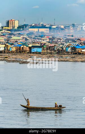 Maokokoko mercato galleggiante Lagos, Nigeria Foto Stock