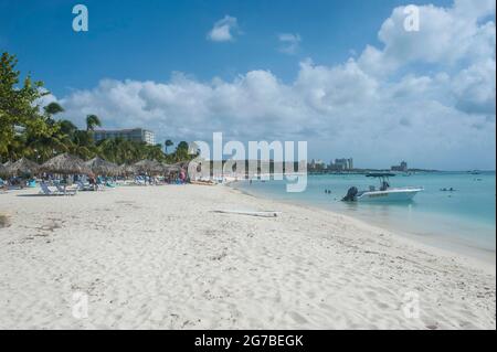 Acque turchesi e sabbia bianca spiaggia di Arashi, Aruba, Isole ABC, antille Olandesi, Caraibi Foto Stock