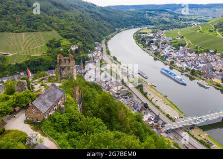 Castello Grevenburg si affaccia sulla valle della Mosella, Traben Trabach, Germania Foto Stock