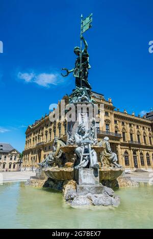 Fontana prima della residenza di Wuerzburg, patrimonio dell'umanità dell'UNESCO, Wuerzburg, Franconia, Baviera, Germania Foto Stock