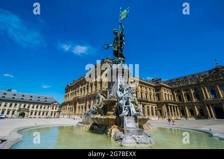 Fontana prima della residenza di Wuerzburg, patrimonio dell'umanità dell'UNESCO, Wuerzburg, Franconia, Baviera, Germania Foto Stock