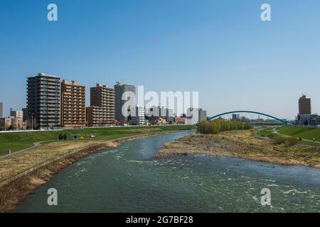 Fiume Ishikari che scorre attraverso Sapporo, Hokkaido, Giappone Foto Stock