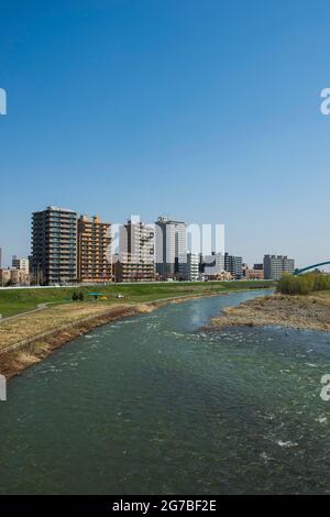 Fiume Ishikari che scorre attraverso Sapporo, Hokkaido, Giappone Foto Stock