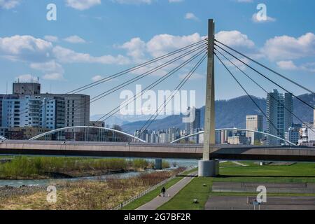 Ponte massiccio che attraversa il fiume Ishikari che scorre attraverso Sapporo, Hokkaido, Giappone Foto Stock