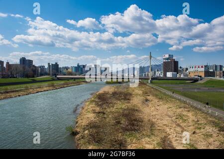 Fiume Ishikari che scorre attraverso Sapporo, Hokkaido, Giappone Foto Stock