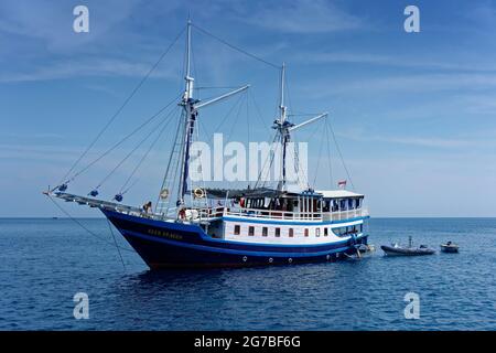 Blue Dragon, Sea Sailing Schooner, Sea Sailing Ship, Immersioni subacquee, Liveaboard, Liveaboard, Flores Sea, Parco Nazionale di Komodo, Isole Lesser Sunda Foto Stock