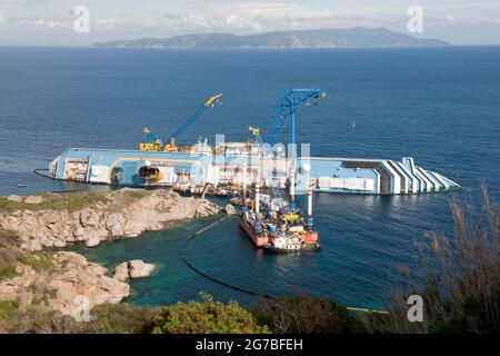 Salvataggio lavori su nave da crociera relegata, relitto, Costa Concordia, fuori porto dell'Isola del Giglio, Toscana, Isola del Giglio, affondamento, affondamento, Affondamento, Italia Foto Stock