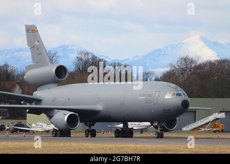86-0036, un McDonnell Douglas KC-10A Extender gestito dalla United States Air Force, all'aeroporto internazionale di Prestwick in Ayrshire, Scozia. Foto Stock